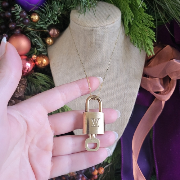 LOUIS VUITTON PADLOCK NECKLACE sooooo Dreamy!!!! πππβ€π§‘π - Picture 5 of 9